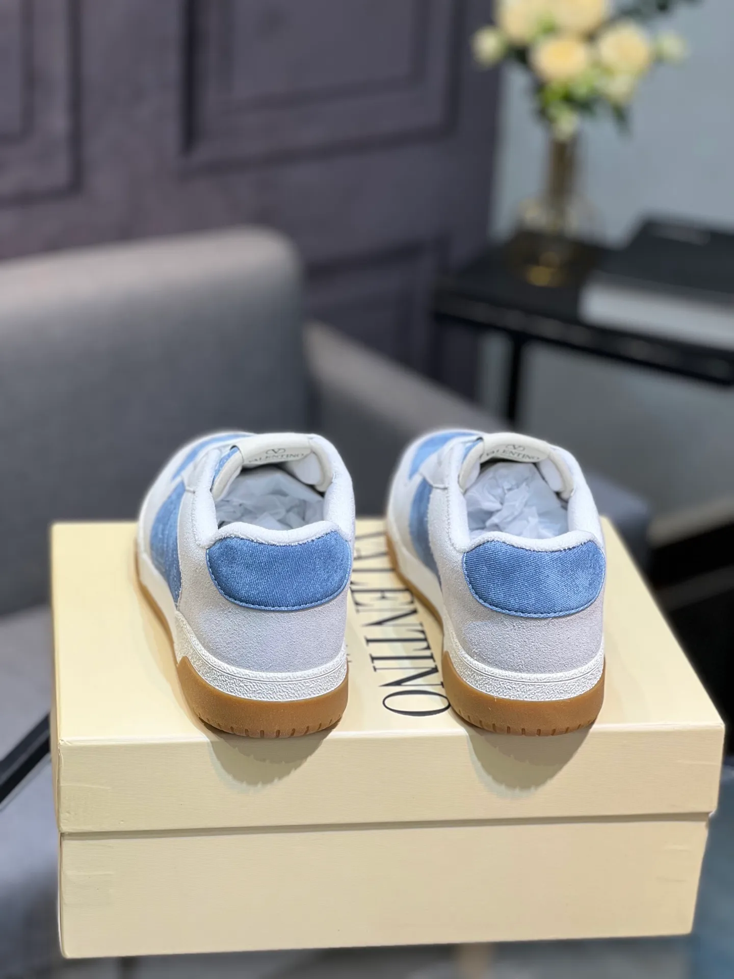 Men's shoes 💰720 VALENTINO Valentino 2025 popular casual sports shoes! 👍Fabric: Original custom punched + full-grain cowhide 👍Feet: cowhide + V-mark special injection insole (original 1:1) 👍Outsole: TPR+raw rubber combination wear-resistant outsole 👍Packaging: original beige full set of noble counter packaging 👍Code number: women's 35-41, men's 38-45 women's 40.41 men's 45.46 customized